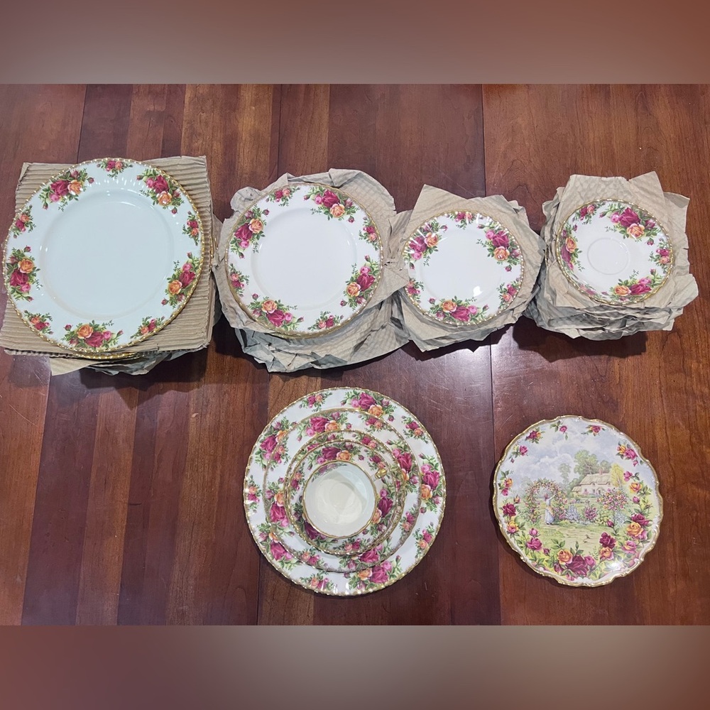 Royal Albert Floral Tea Set with Gold Trim - Picture 2 of 8